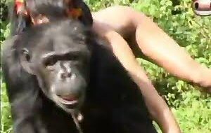A esposa dormiu mais cedo e ele fodeu a amiga ruiva peituda dela - Mulheres transando com macaco